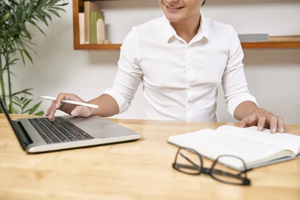 Bijgesneden Beeld Van Positieve Ondernemer Werken Aan Zijn Kantoor Tafel — Stockfoto