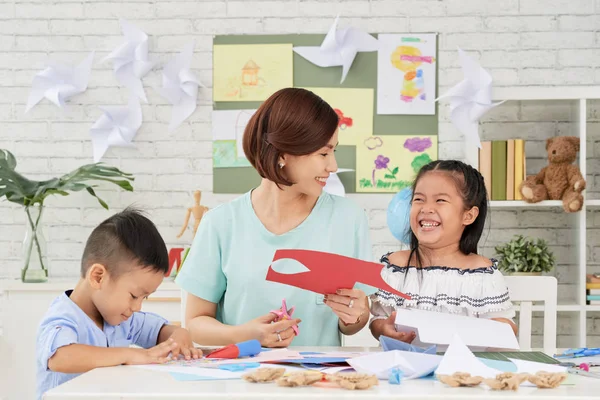 Lachende Aziatische Leraar Kinderen Snijden Beeldjes Uit Papier Kunst Klasse — Stockfoto