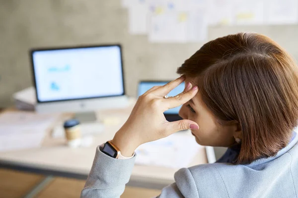 Ung Affärskvinna Med Svår Huvudvärk Efter Att Arbetat Med Rapporten — Stockfoto