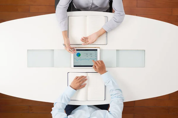 Ofiste Masada Oturan Modern Tablet Üzerinde Grafikler Irdeleyen Defterleri Ile — Stok fotoğraf