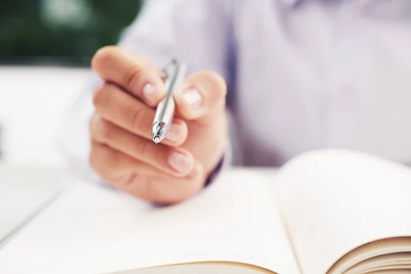 Mano Hombre Irreconocible Sosteniendo Una Buena Pluma Sobre Cuaderno Abierto — Foto de Stock