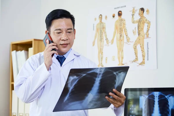 Asiatischer Reifer Männlicher Neurologe Weißen Laborkittel Schaut Sich Das Röntgenbild — Stockfoto
