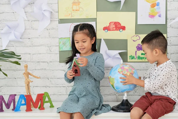 かわいいアジアの男の子と女の子が座って アートクラスで地球とおもちゃの家で遊んで — ストック写真