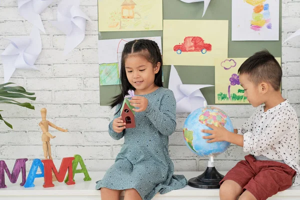 Schattige Aziatische Jongen Meisje Zitten Spelen Met Globe Speelgoed Huis — Stockfoto