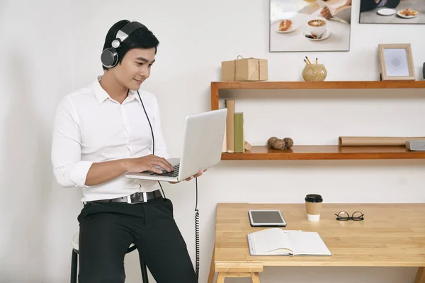 Creativo Joven Asiático Hombre Usando Auriculares Cuando Trabaja Ordenador Portátil — Foto de Stock