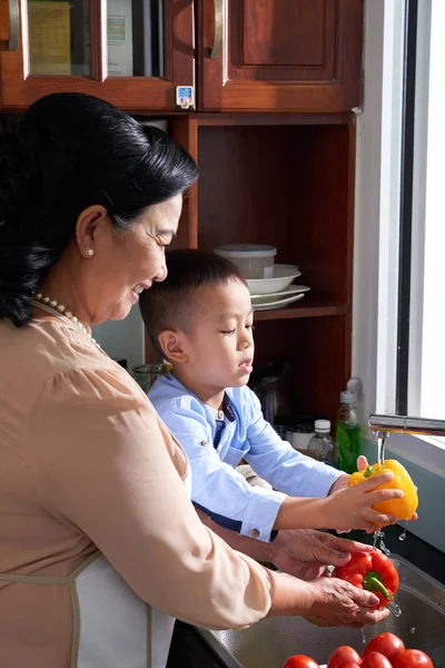 Little Vietnamese Boy Helping His Grandmother Rinsing Pepper Kitchen Sink — Stock Photo, Image