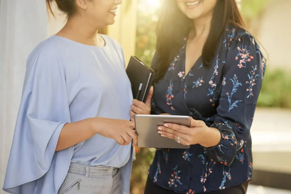 Imagen Recortada Empresaria Exitosa Positiva Hablando Una Nueva Aplicación Útil —  Fotos de Stock