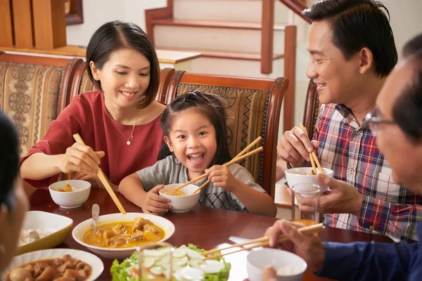 Feliz Niña Vietnamita Disfrutando Cenar Con Familia — Foto de Stock