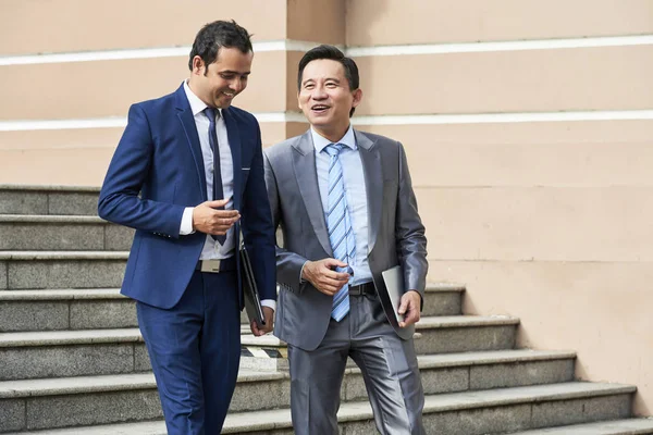 Zwei Gestandene Geschäftsleute Anzügen Gehen Die Treppe Hinunter Und Besprechen — Stockfoto