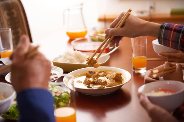 Mano Persona Che Prende Carne Con Bacchette Ciotola Sul Tavolo — Foto Stock