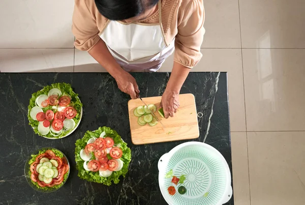 Dona Casa Cozinhar Salada Legumes Para Jantar Vista Cima — Fotografia de Stock