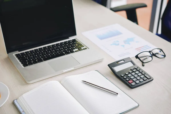 Planer Laptop Und Dokument Über Den Arbeitsplatz Des Unternehmers — Stockfoto