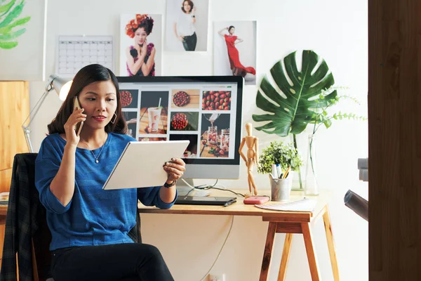 Vietnamese Vrouwelijke Ontwerper Kijken Naar Digitale Tafel Bellen Naar Client — Stockfoto