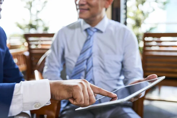 Primer Plano Del Empresario Tocando Pantalla Táctil Tableta Digital Escribiendo — Foto de Stock