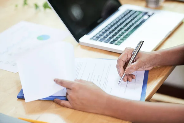 Mani Imprenditrici Che Sottoscrivono Contratti Commerciali Altri Documenti — Foto Stock