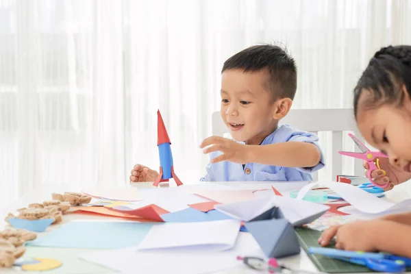 Schattige Aziatische Kleine Jongen Spelen Met Papier Rocket Terwijl Zittend — Stockfoto