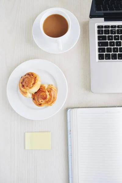 Dänisches Gebäck Kaffee Und Laptop Auf Dem Schreibtisch Des Büroleiters — Stockfoto