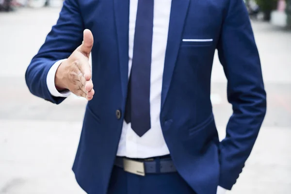 Primer Plano Del Hombre Negocios Pie Traje Elegante Azul Aire — Foto de Stock