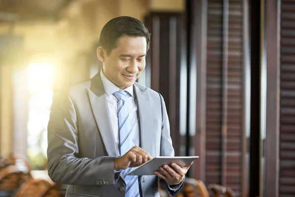 Asiatico Maturo Business Manager Formale Usura Piedi Sorridente Mentre Digitando — Foto Stock