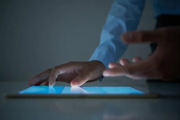 Manos Hombre Negocios Anónimo Navegando Tableta Moderna Escritorio Oficina Oscura —  Fotos de Stock