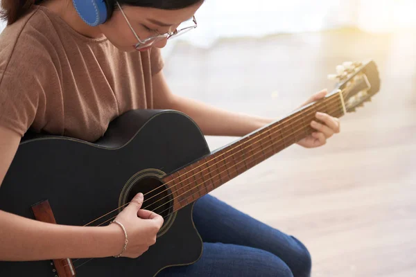 戴耳机弹吉他的年轻越南妇女 — 图库照片