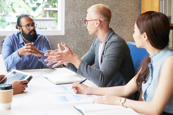 Empresarios Serios Discutiendo Resultados Trabajo Planes Para Proyectos Futuros —  Fotos de Stock