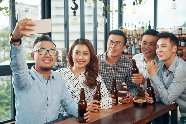 Melhores Amigos Comemorando Com Garrafas Cerveja Tirar Foto Selfie Telefone — Fotografia de Stock