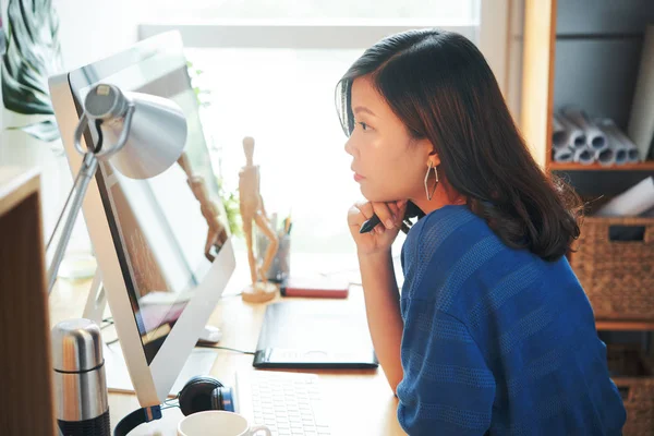 Konzentrierte Kreative Junge Asiatin Liest Informationen Auf Computerbildschirm — Stockfoto