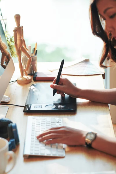 Diseñadora Gráfica Usando Bolígrafo Digital Cuando Trabaja Mesa Oficina — Foto de Stock