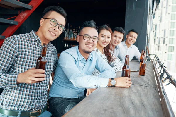 Кращі Друзі Святкують Пляшками Пива Дивляться Камеру Посмішками — стокове фото