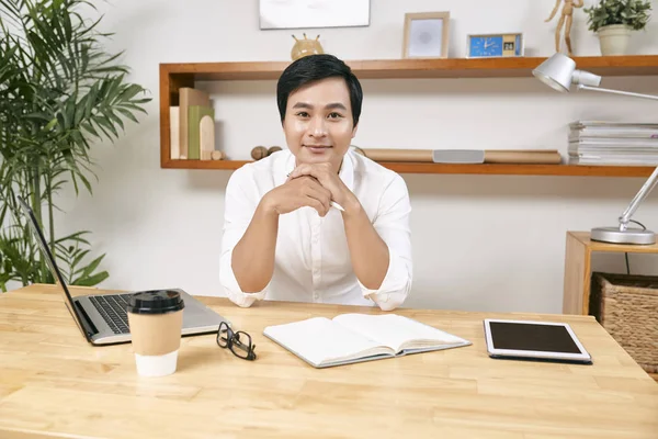 Portrét Pozitivního Mladého Vietnamského Podnikatele Který Sedí Tabletu Jeho Kanceláři — Stock fotografie