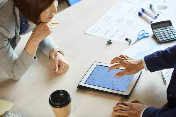 Empresários Curvando Sobre Tablet Discutindo Estatísticas Sobre Tablet Computador — Fotografia de Stock