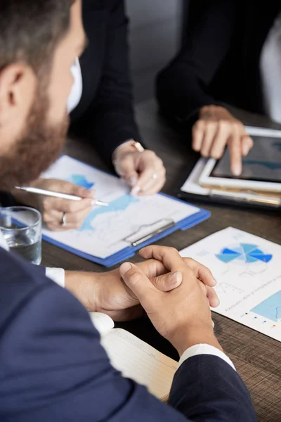 Pensieve Ondernemer Aanwezig Bij Vergadering Van Financiële Managers — Stockfoto