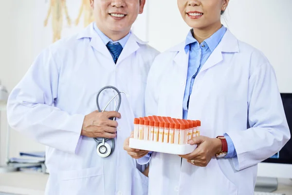 Två Leende Forskare Lab Coat Hålla Provrör Stående Laboratoriet — Stockfoto