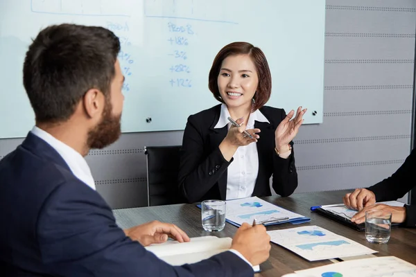 Sorrindo Senhora Negócios Tendo Gerente Financeiro Sua Empresa Reunião — Fotografia de Stock