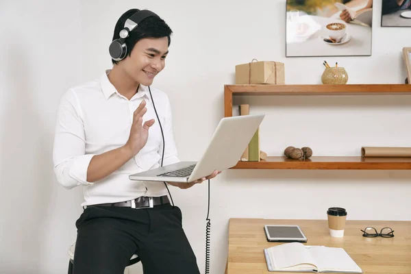 Sonriente Joven Hombre Negocios Vietnamita Con Auriculares Hacer Videollamadas — Foto de Stock