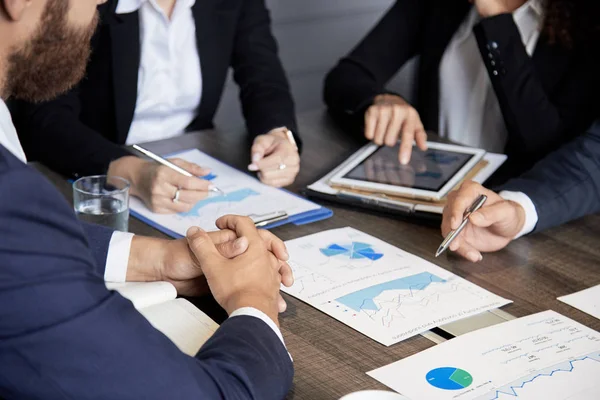 Bijgesneden Beeld Van Zakelijke Mensen Statistieken Analyseren Planning Werk Tijdens — Stockfoto