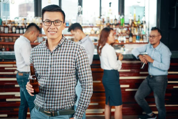 Beste Vrienden Vieren Met Bierflessen Pub — Stockfoto