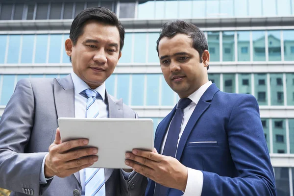 Twee Volwassen Zakenlieden Kostuums Staande Buitenshuis Kijken Naar Digitale Tablet — Stockfoto