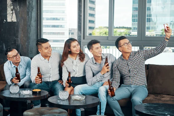 Melhores Amigos Comemorando Com Garrafas Cerveja Tirando Selfie Celular — Fotografia de Stock