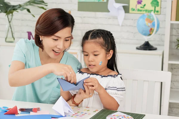 Vrolijke Aziatische Leraar Vrouw Meisje Student Maken Origami Schip Art — Stockfoto