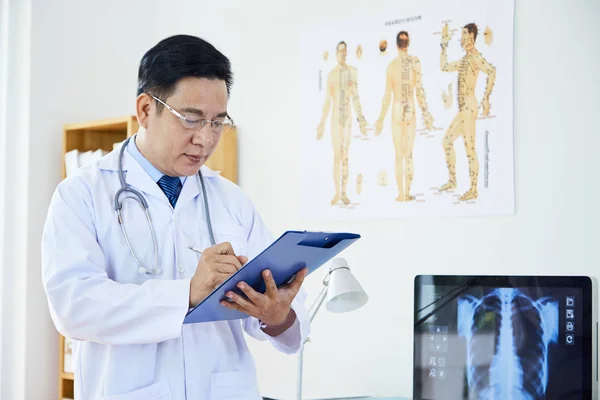 Seriöser Mündiger Arzt Der Büro Mit Computer Hintergrund Ein Röntgenbild — Stockfoto