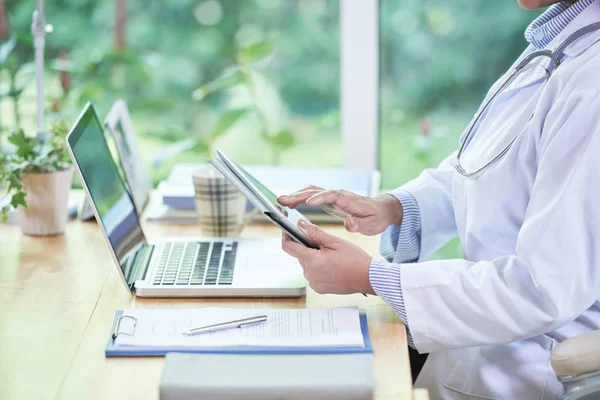 Zugeschnittenes Bild Eines Hausarztes Mit Anwendung Auf Digitalem Tablet — Stockfoto