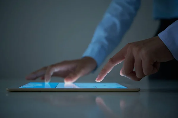 Mãos Colheita Empresário Irreconhecível Ampliando Rolando Dados Tablet Moderno Mesa — Fotografia de Stock