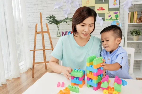 Lachende Aziatische Leraar Vrouw Jongen Spelen Met Kleurrijke Bouw Set — Stockfoto