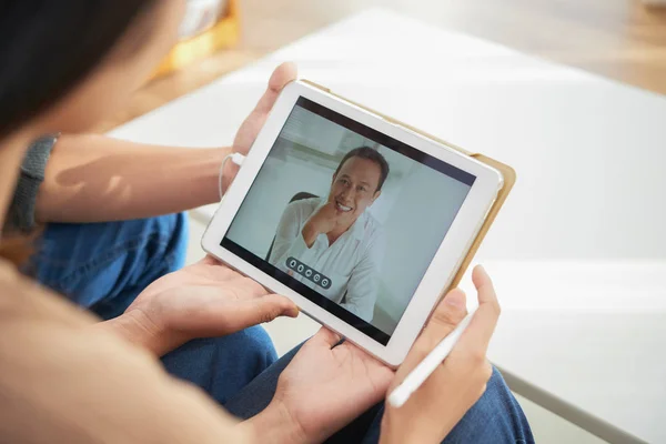 Grupp Människor Videosamtal Med Leende Medarbetare Program Tablet — Stockfoto