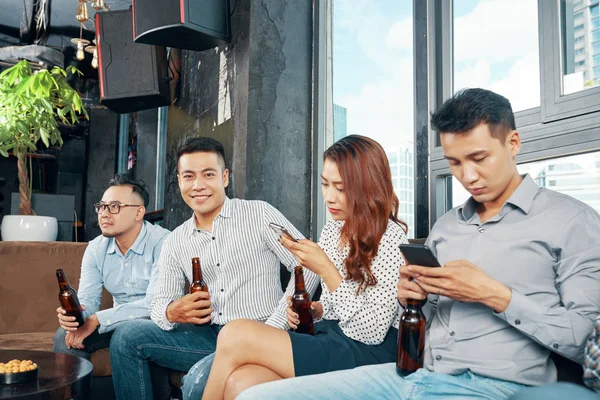 Grupo Homens Mulheres Asiáticos Sentados Com Garrafas Cerveja Bar Poucos — Fotografia de Stock