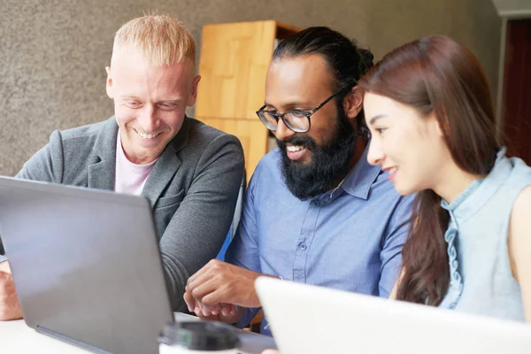 Gente Negocios Multiétnicos Positivos Viendo Presentación Nuevos Productos Ordenador Tableta — Foto de Stock