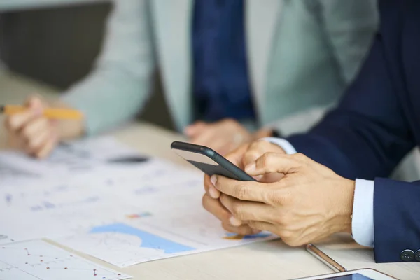 Hands Businessman Texting Friends Colleagues Sitting Meeting Table — Stock Photo, Image