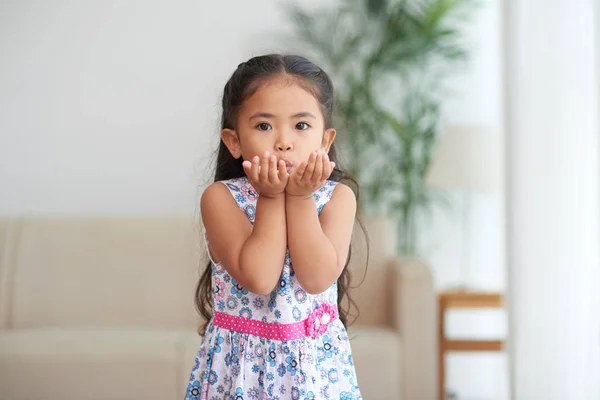可爱的亚洲小女孩站在美丽的礼服的肖像发送空气吻 — 图库照片